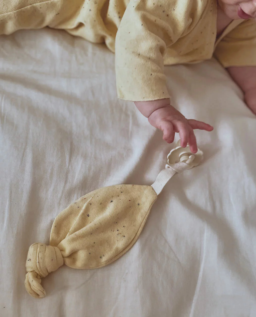NORTH BABY - PACIFIER HOLDER ORGANIC BALLOON YELLOW BANANA